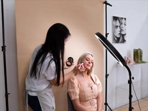 Natural vs Artificial Lighting for Makeup